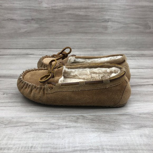 Minnetonka Slippers Kids 2 Brown Suede Slip On House Shoes - Picture 2 of 11